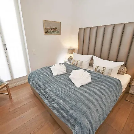 Johanna In - Penthouse 